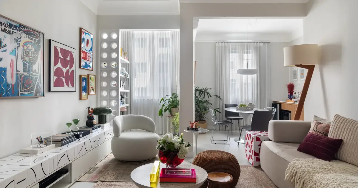Apartamento no Rio usa cobogós, azulejos e móveis para receber