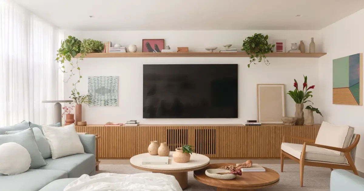 Apartamento em Ipanema ganha marcenaria clara e ambientes integrados