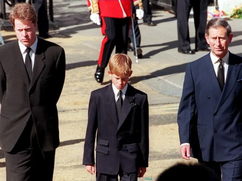 Funeral de Diana é relembrado em disputa sobre relato atribuído a Charles III