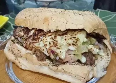 Casal transforma pão francês em lanche com queijo maçaricado nas feiras de Campo Grande
