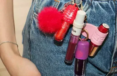 Gloss com chaveiro ganha espaço no visual de adolescentes