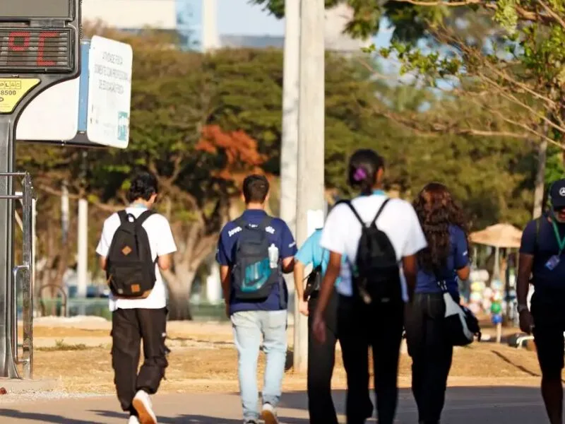 Hábitos de risco contrastam com a sensação de bem-estar entre brasileiros