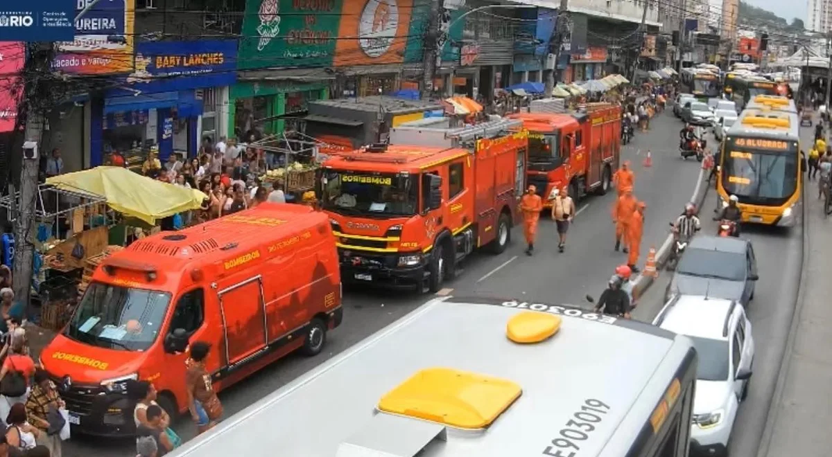Fogo no subsolo leva à evacuação e fecha Mercadão de Madureira