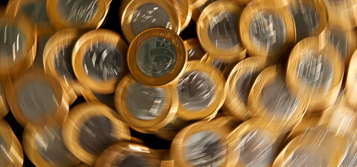 Juros elevados reduzem consumo e mudam projeção do PIB para 2026