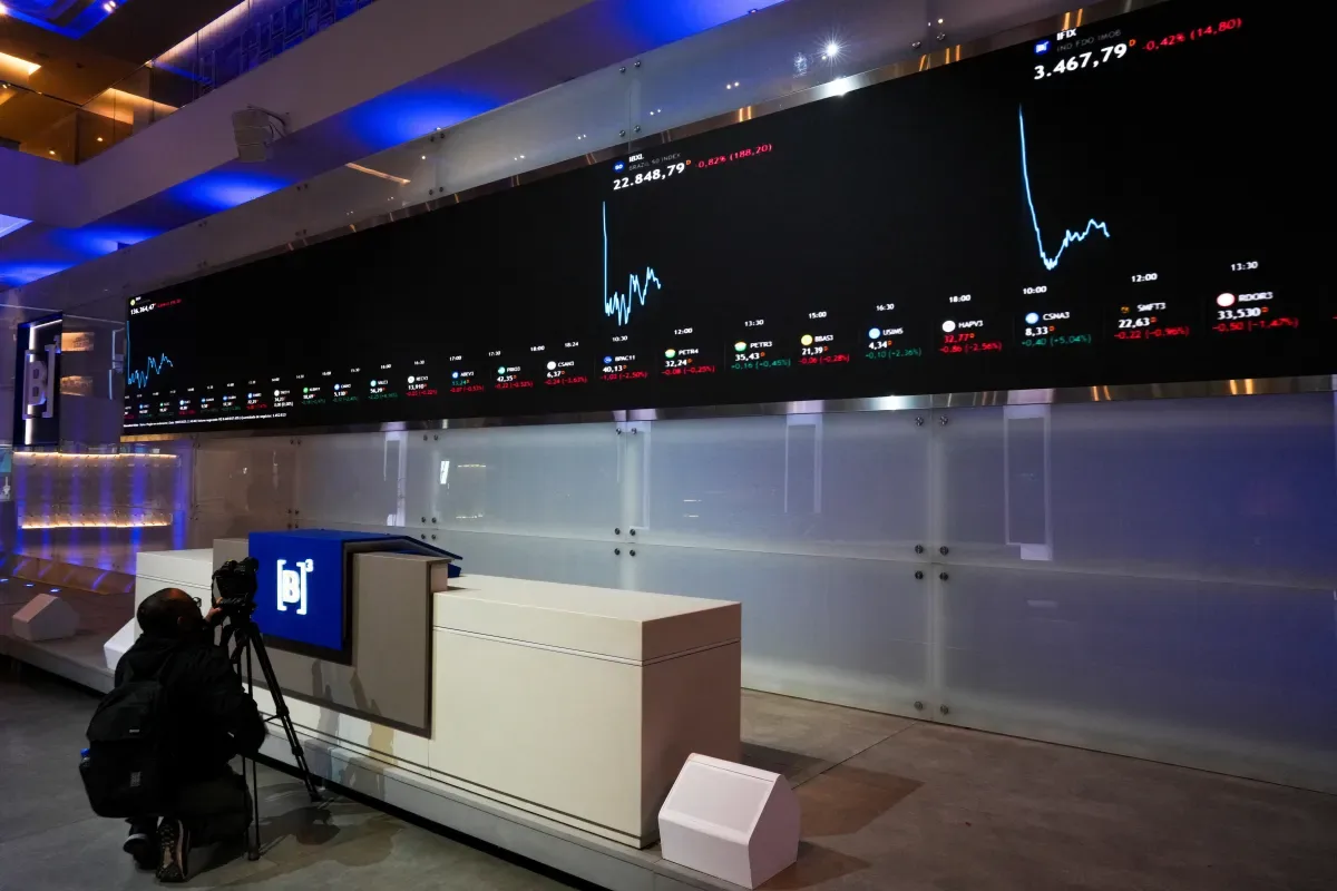 Ações de mineração puxam Ibovespa para baixo em sessão de pressão política e externa