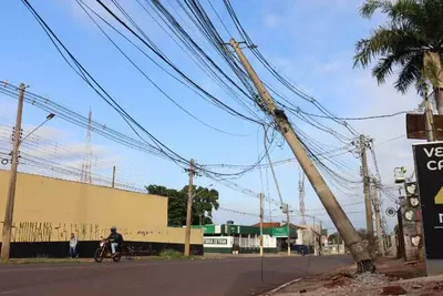 Caminhonete derruba poste e eleva para três acidentes em Campo Grande