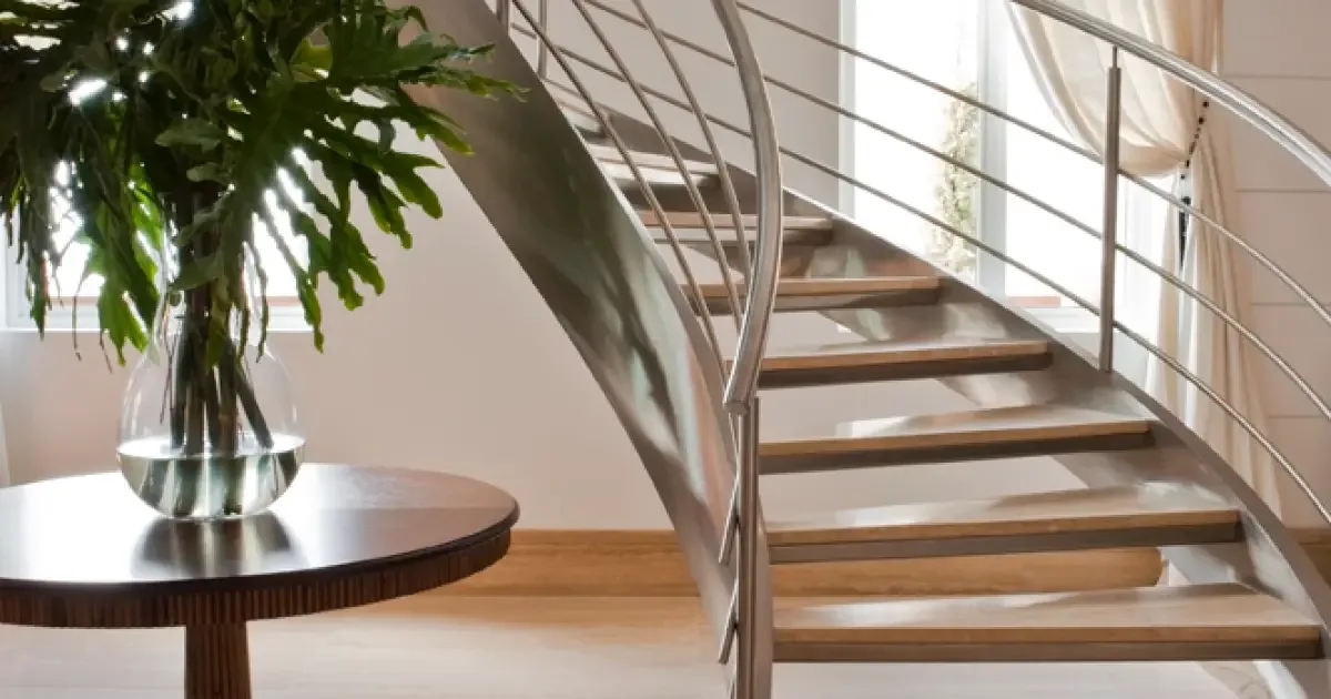 Como transformar a escada em destaque na decoração da casa
