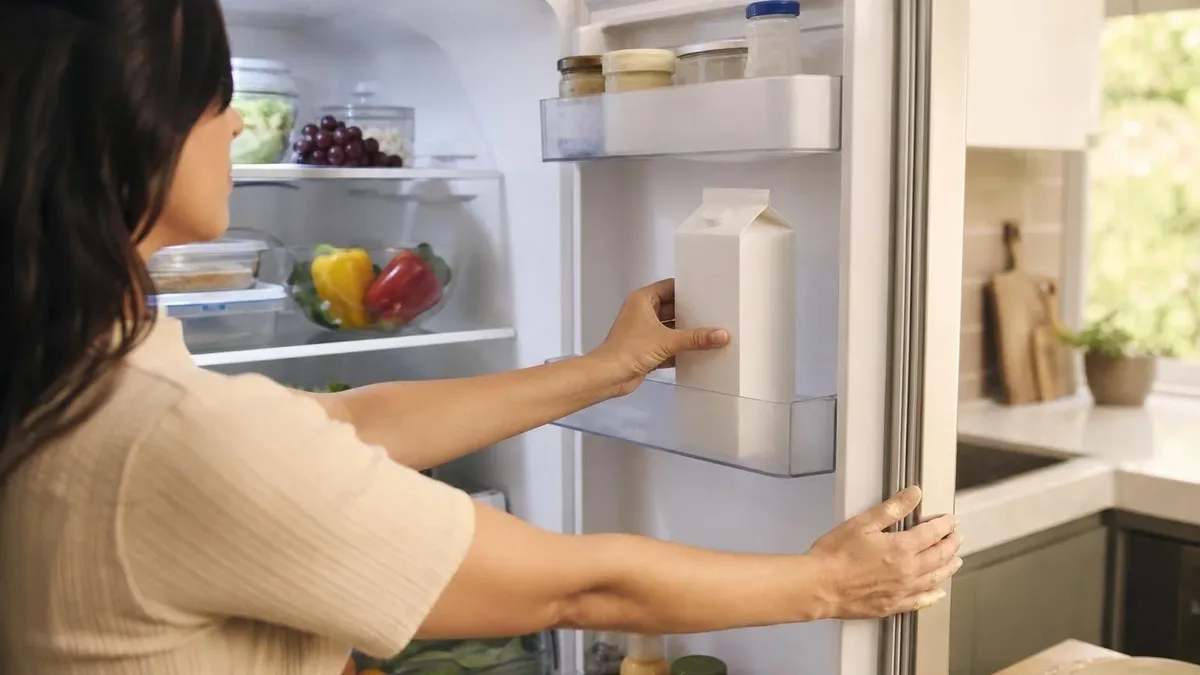 Por que o leite aberto deve ficar longe da porta da geladeira