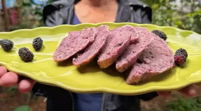 Pão de amora aproveita a fruta madura em receita simples