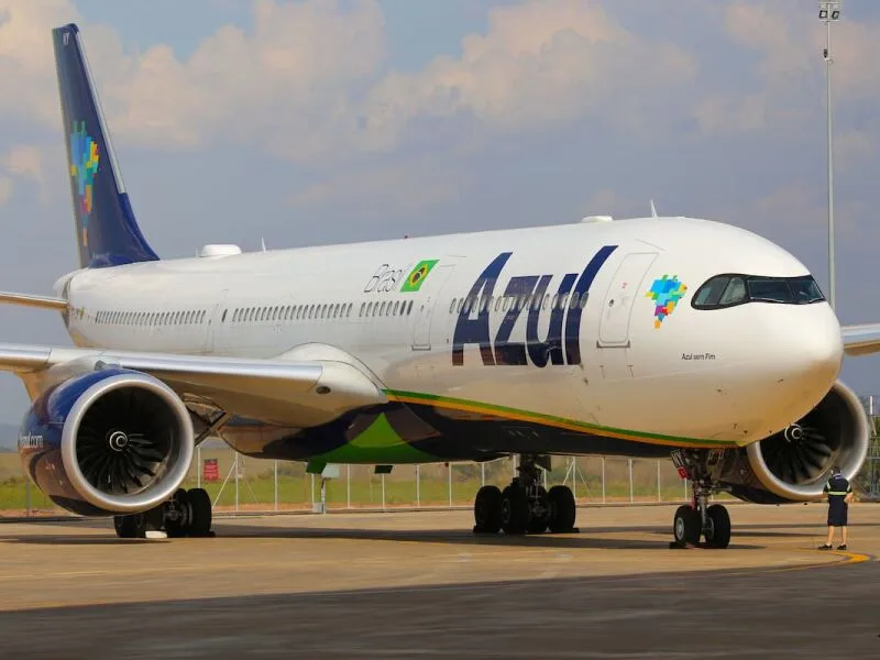 Instabilidade global no GPS altera voos da Azul com aviões Embraer E2