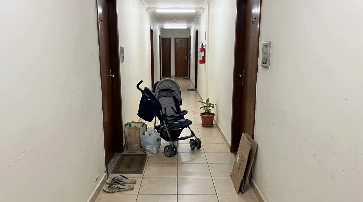 Objetos deixados no corredor rendem multa e recolhimento em condomínio