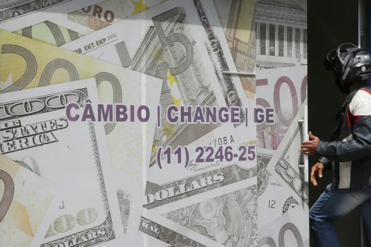 Emprego nos Estados Unidos impulsiona moeda americana, que recua na semana