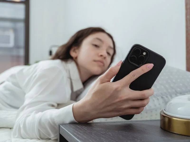 Celular no quarto aumenta risco de desconforto ocular entre adolescentes