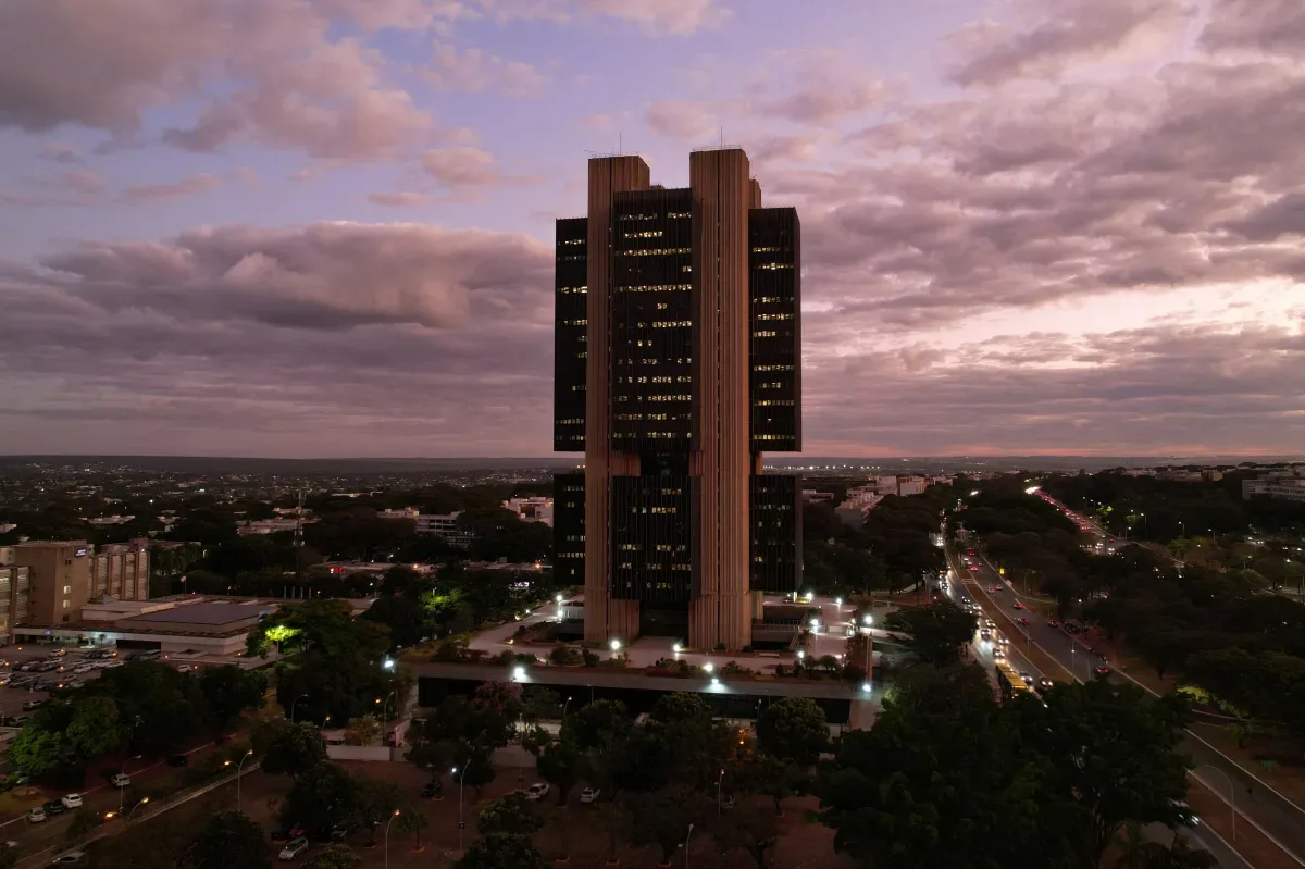 Projeção para a inflação de 2026 cai, mas segue fora da meta