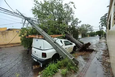 Carro segue sob poste caído quase dois dias após temporal em Campo Grande