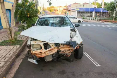 Motociclista fica gravemente ferido após colisão com carro em Campo Grande