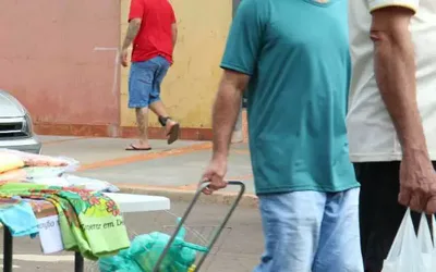 Feirantes relatam conflito por som alto e ocupação de rua aos domingos