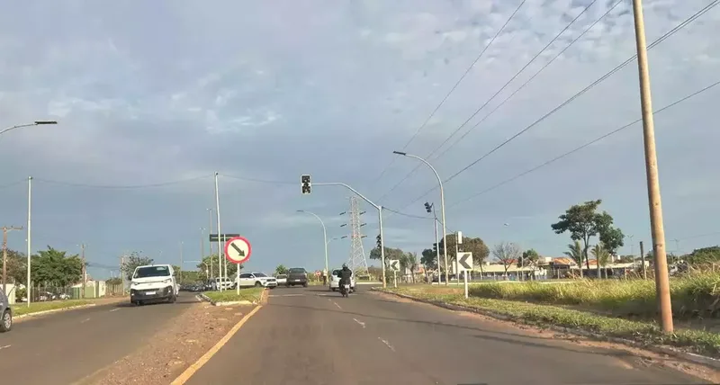 Falha em semáforos gera filas e acidente na Avenida Ministro João Arinos