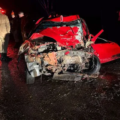 Colisão entre Palio e carreta mata três homens na BR-158