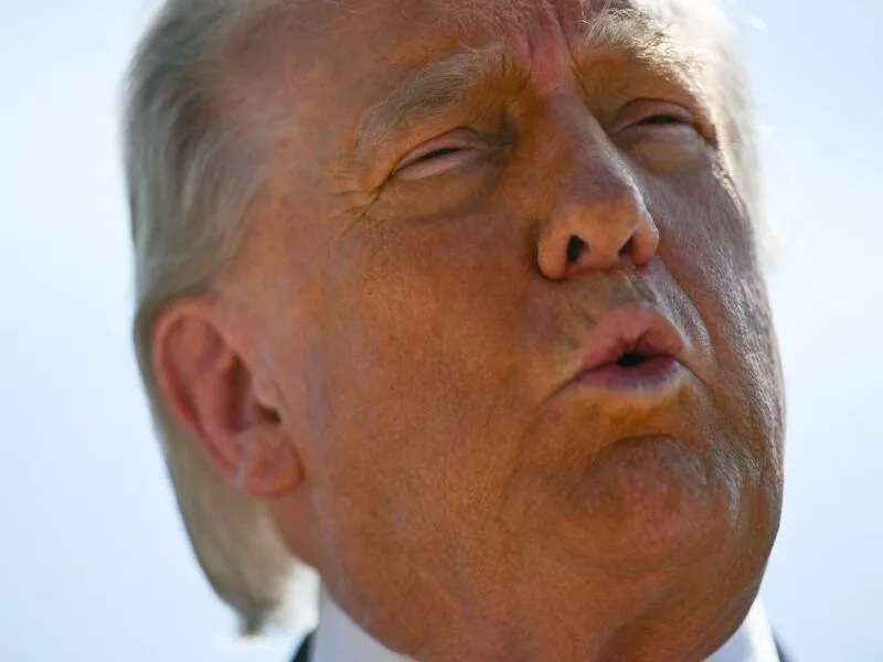 Riscos da IA entram no debate enquanto Trump rejeita lei ampla nos EUA