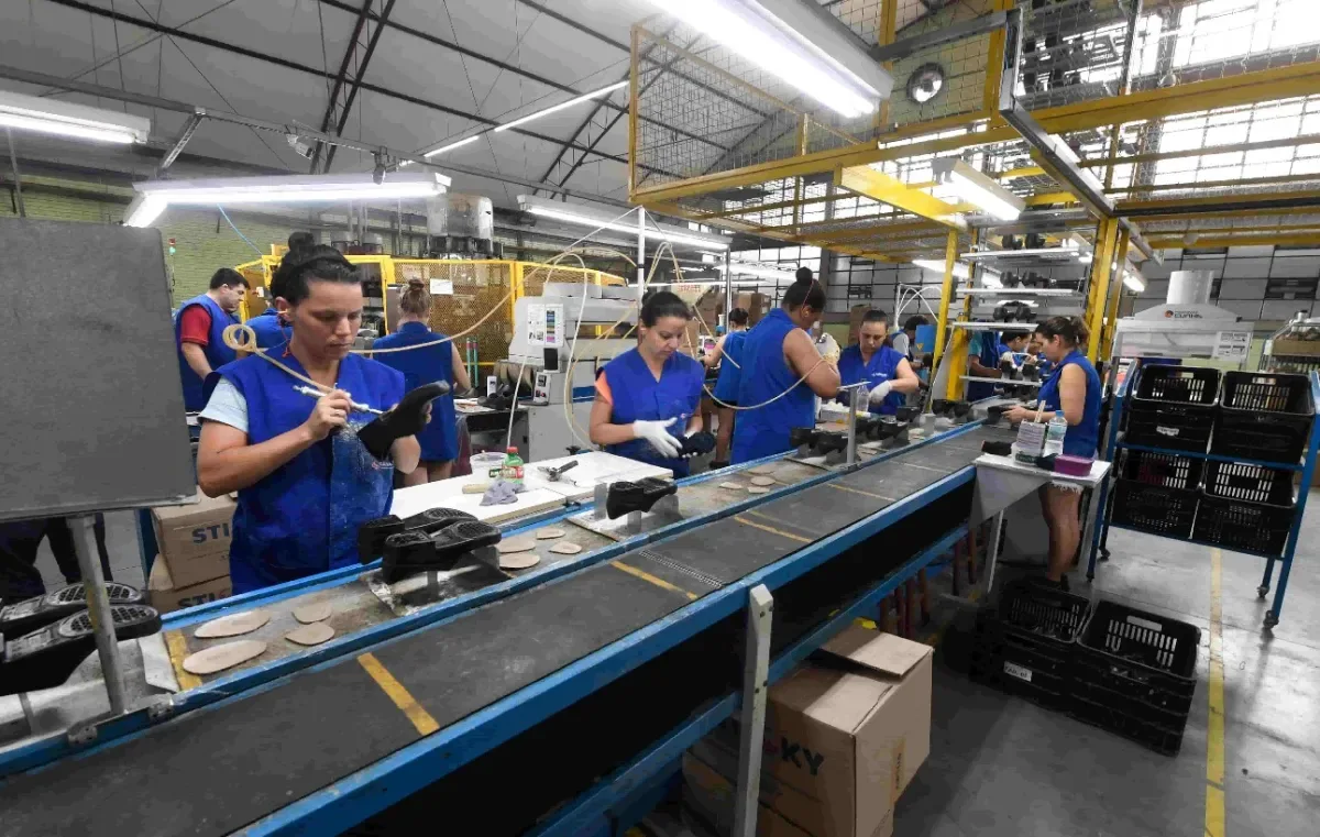 Investimento industrial recua pelo quarto mês seguido e produção perde força
