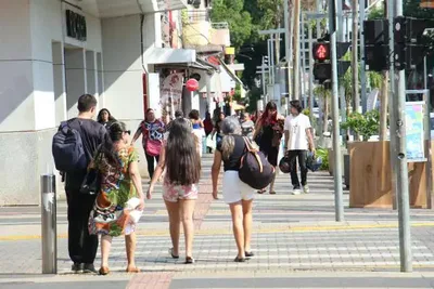 Trabalhadores enfrentam falta de banheiros e bebedouros no Centro de Campo Grande