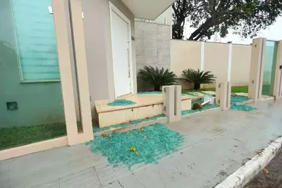 Vidros do muro da casa de prefeita quebram durante madrugada em Campo Grande