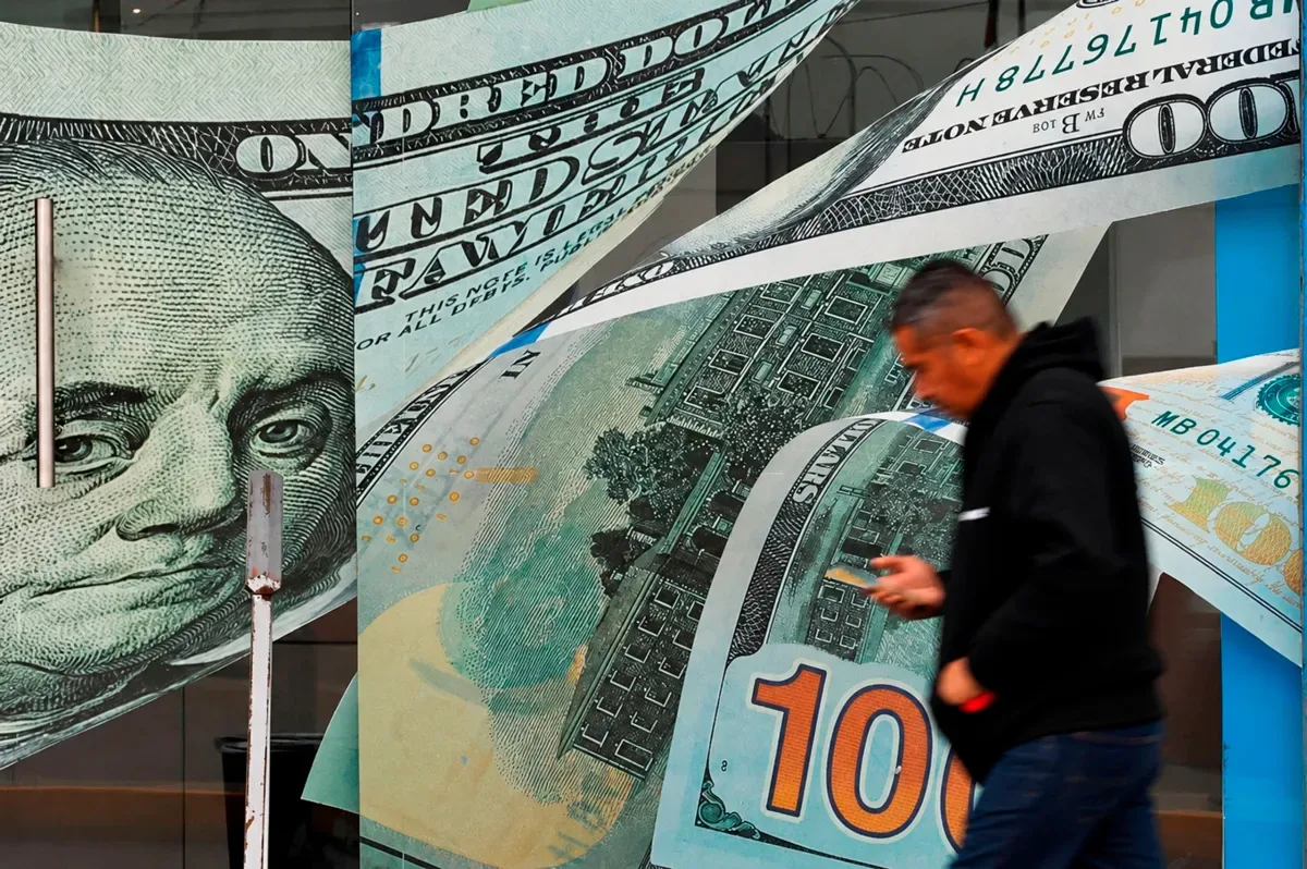 Dólar termina a sexta-feira a R$5,1252 após oscilar entre proteção e cautela