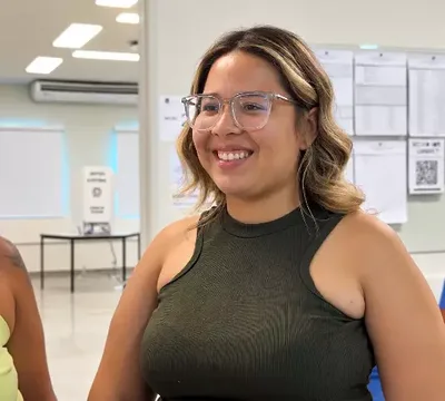 Aos 16 anos, Ana vota pela primeira vez durante viagem para casamento da tia