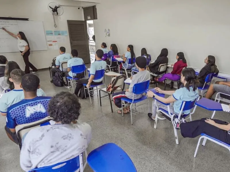 Pisa 2025 revela estabilidade do Brasil e desafios em matemática e leitura