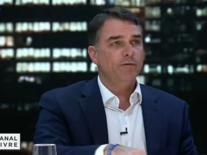 Flávio Bolsonaro questiona poder de compra após aumento do Bolsa Família