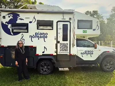 Aposentada percorre países em motorhome adaptado para levar piano